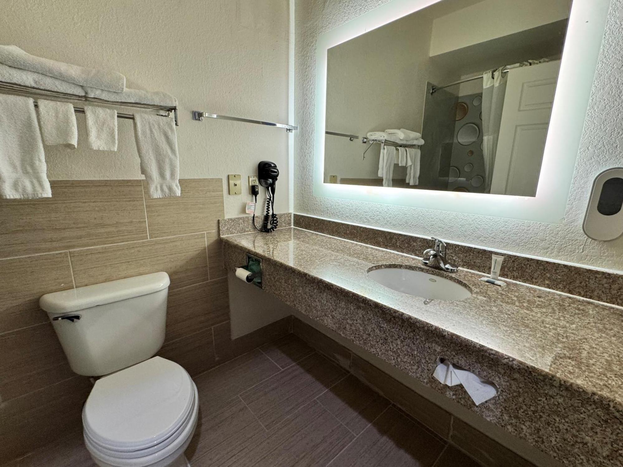Baymont By Wyndham Texas City Exterior photo
