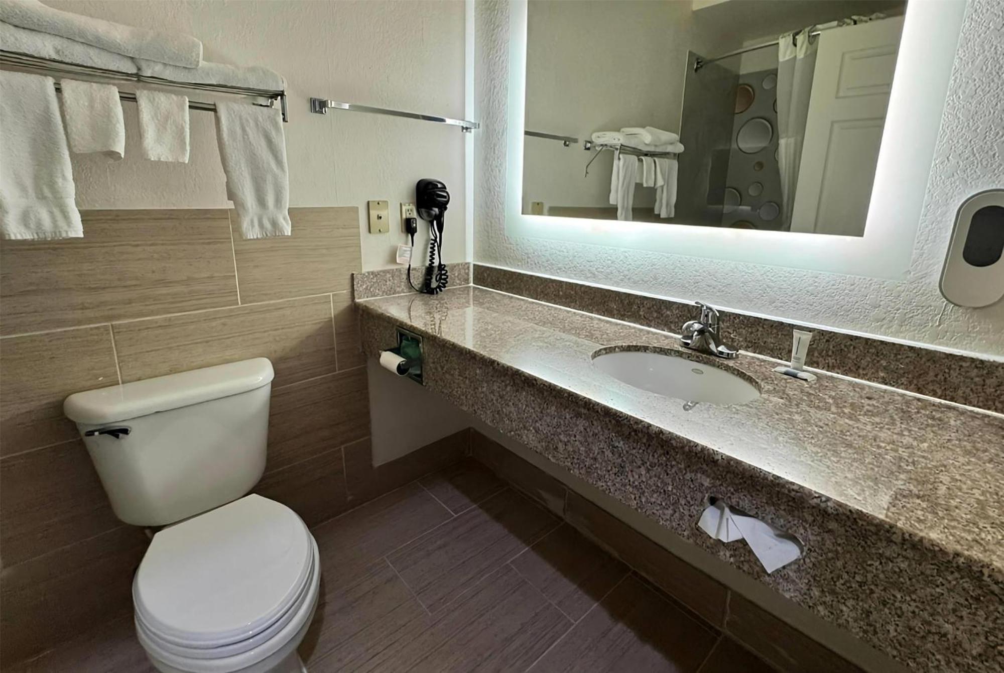 Baymont By Wyndham Texas City Exterior photo