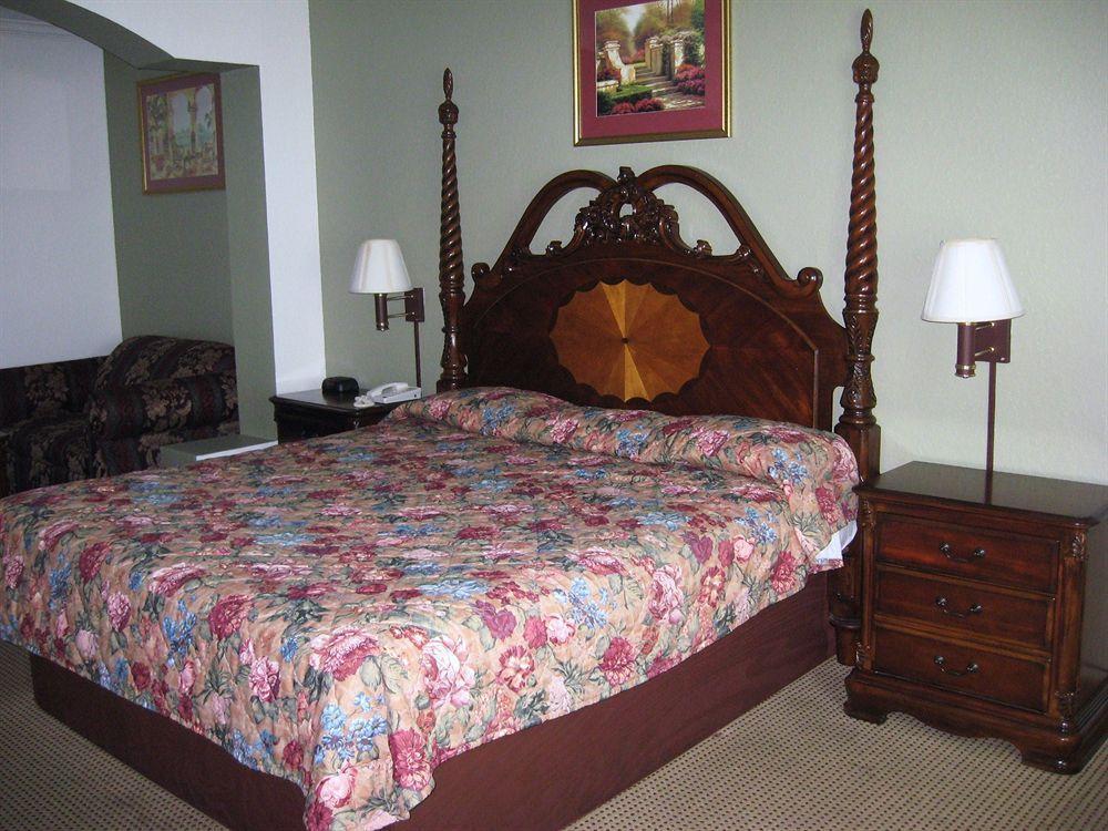 Baymont By Wyndham Texas City Exterior photo