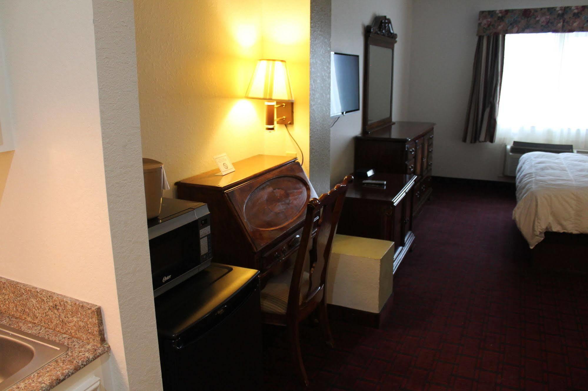 Baymont By Wyndham Texas City Exterior photo