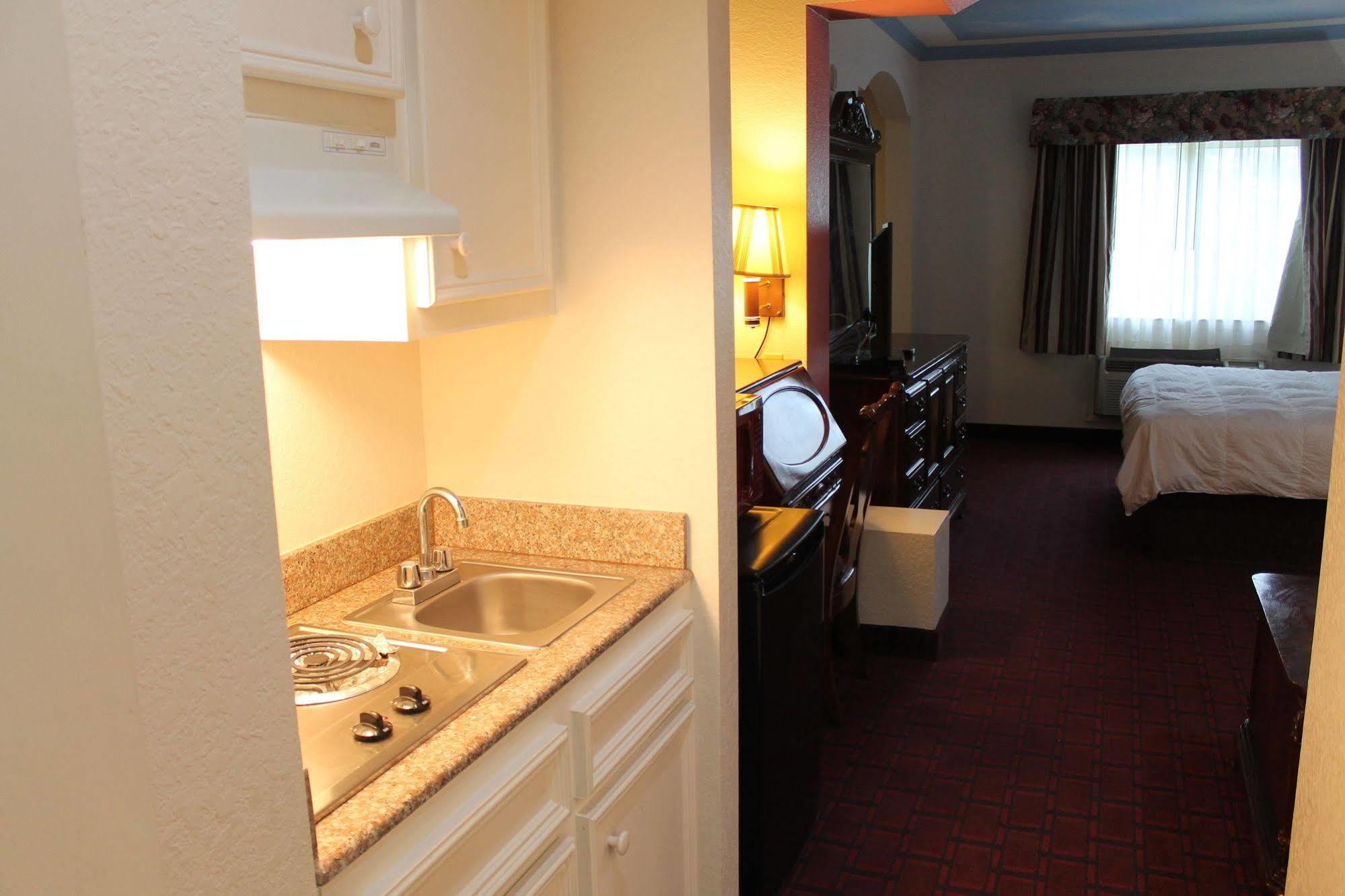 Baymont By Wyndham Texas City Exterior photo